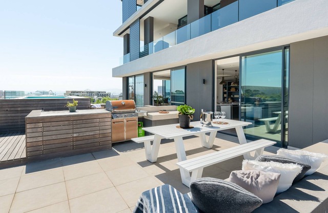 Luxury Penthouse-Living | Pool Deck | BBQ | Views