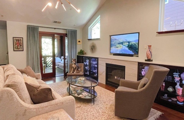 Luxury Redwood House across from the Russian River