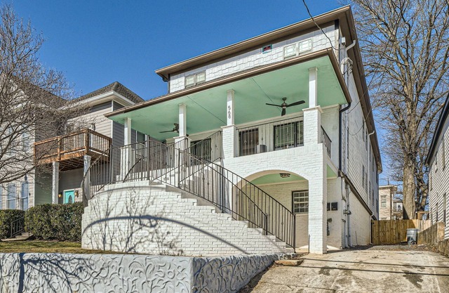 Corporate Stays Welcome, Modern Luxury Home Near Restaurants and Shopping