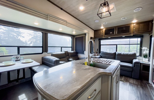 Luxury RV, with ocean views of the Mouth Of Smith River. Indoor heated pool.
