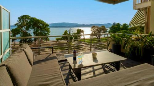 Luxury Sea View 2BR Apt - Balcony & Free Parking