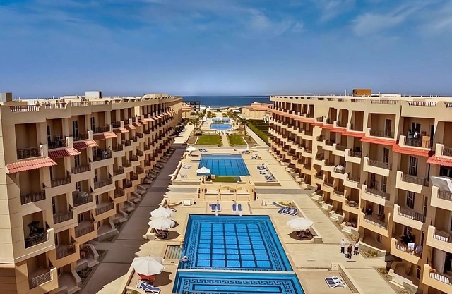 Apartamento de lujo en Selena Bay ¡playa privada, escuela de kitesurf y 5 pisci