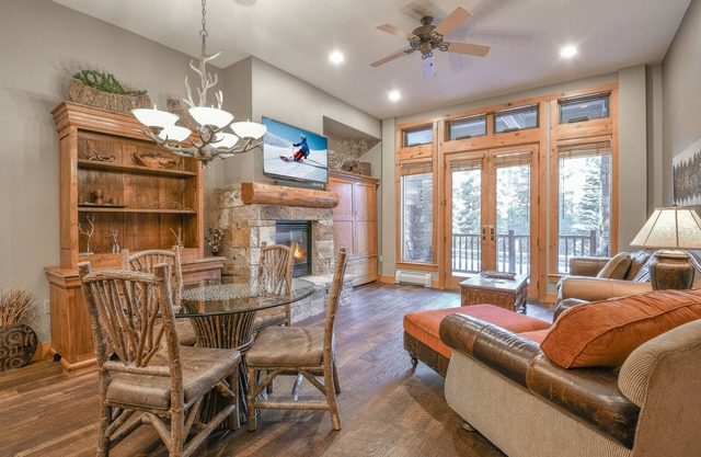 Esta es una de las propiedades más lujosas de Keystone. Si crees que mereces lo mejor mientras estás de vacaciones, esta propiedad es el lugar para ti. Ski in-Ski out, piscina climatizada interior y exterior, jacuzzi, aislado!