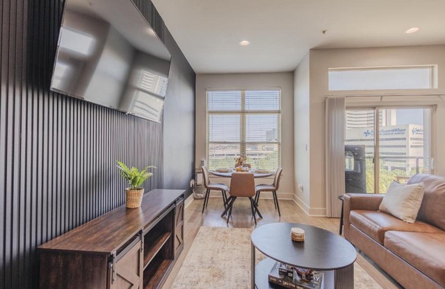 Luxury Skyline Escape, Sauna, King Bed, DT View