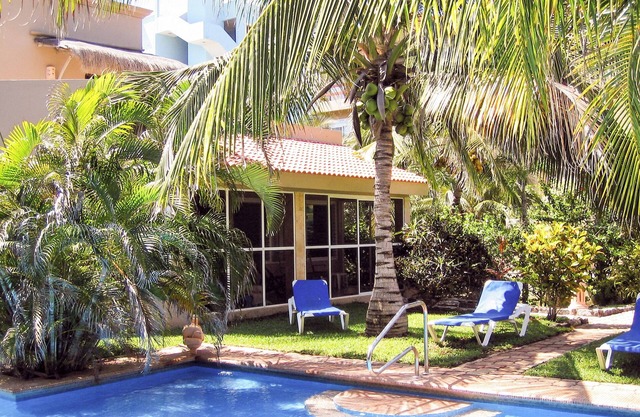 Luxury Spacious Poolside Villa, 30 steps to Beach!