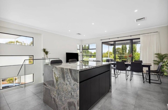 Luxurious Urban Townhouse w/ Parking