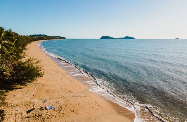 Suite de lujo con vistas al mar desde su propio balcón privado frente al mar.