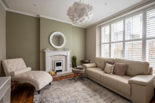 Luxury Tenby Old Town Retreat just 1-minute to Beach with Parking