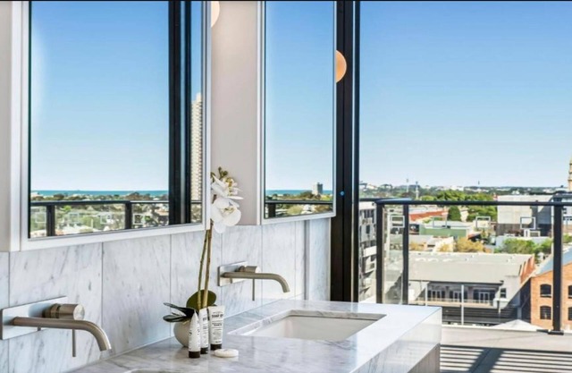 Luxury Three Bedroom Penthouse with Bay and City View