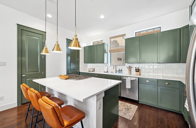 Luxury Townhome off Magnolia Ave - 3B/3.5BA with garage!