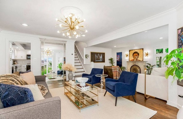Luxury Tudor w/ 3 Kings, Deck, Yard & Playroom; 5min to Plaza
