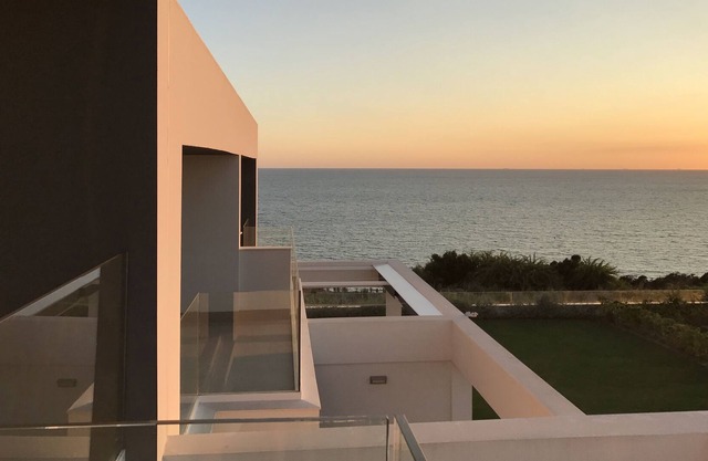Chalet de lujo, 225 m2,, con vistas al mar, en urbanización exclusiva