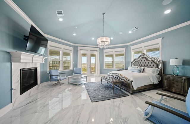 Luxury vacation home 40 feet to the beach!!