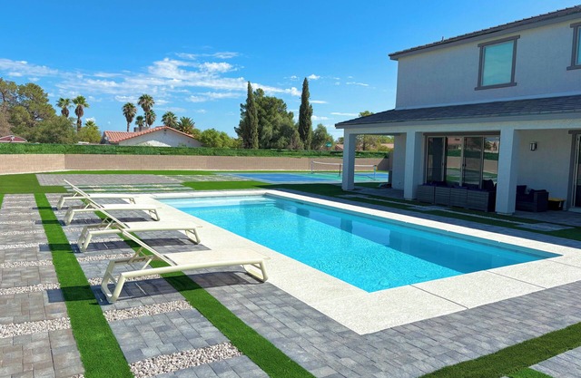 Cozy & Luxe 6BR Retreat + Game Loft – 5 Min to Strip, Stadium & Shopping