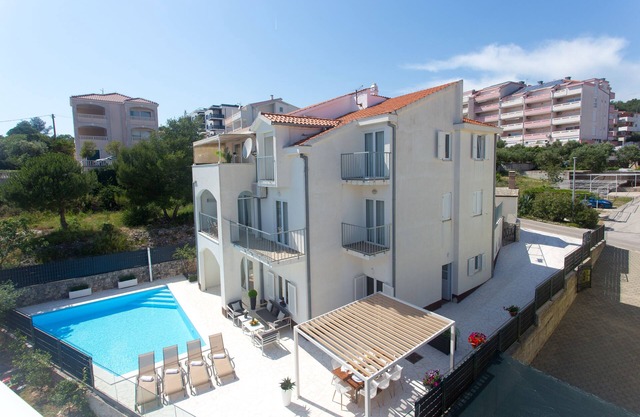Luxury Villa, 40 sqm heated pool & gym, 200m to beach, BBQ