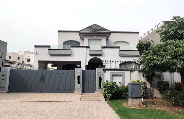 Luxury Villa 5 Bedroom, DHA , Phase 6 Near Dolmen Mall