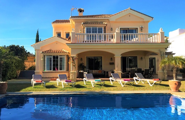 villa de lujo, 4 dormitorios, 4 cuartos de baño, piscina privada y jardín!