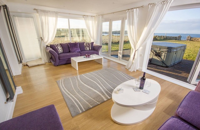 Casa Villa de lujo con bañera de hidromasaje, jacuzzi y vistas al mar impresionantes e ininterrumpidas.