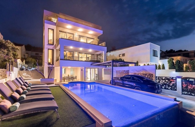 Villa de lujo Destiny Ciovo 1 junto al mar con piscina climatizada en la playa