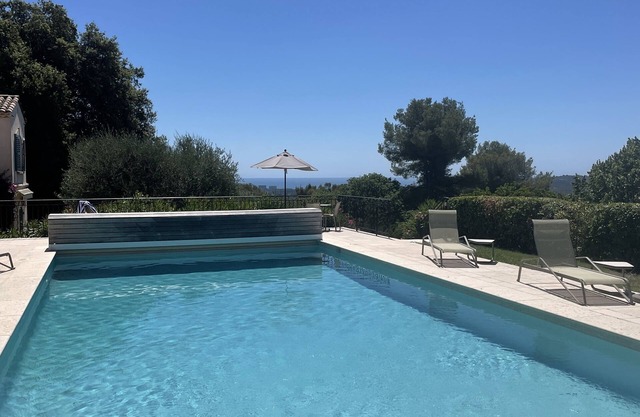 Villa de lujo con impresionantes vistas a la ladera y al mar cerca de St Paul de Vence.
