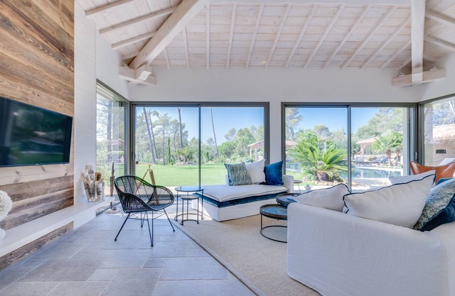 Villa de lujo en un campo de golf con tenis y piscina, limpieza incluida.
