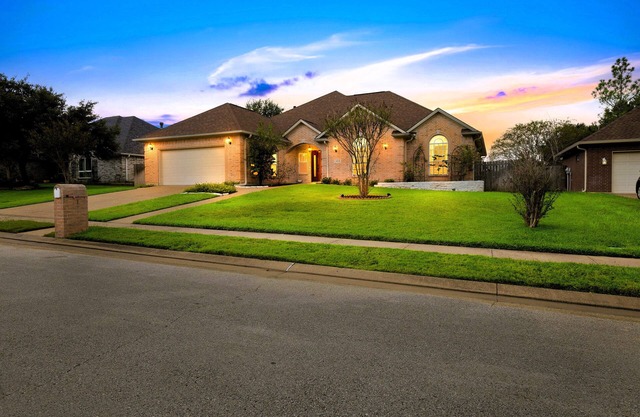 Luxury Villa near A&M w/Grand Hall & Game Room