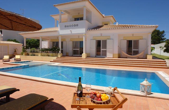 Villa de lujo, piscina privada a solo 300 metros del centro de la ciudad.