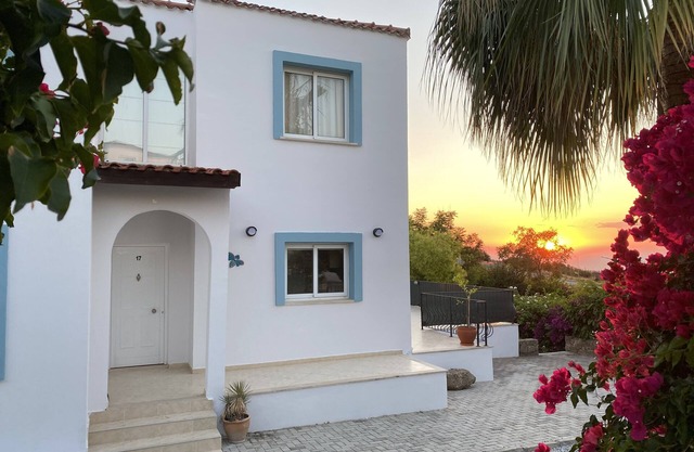 Villa de lujo con vistas al mar ya la montaña. Gran piscina privada y WIFI