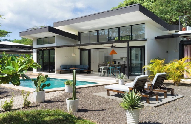 Luxury Villa with High-Speed Wi-Fi, Salt Water Pool, Fire Pit & Roof Terrace!!