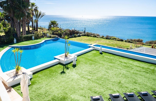 Lujosa villa con piscina y espectaculares vistas al mar.