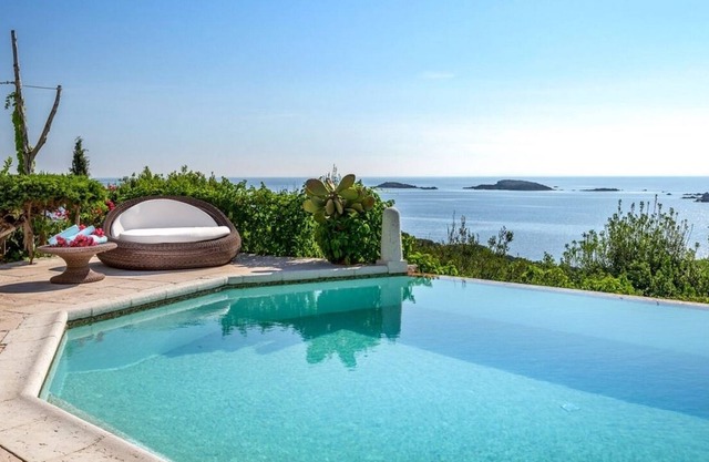 Luxury Villa with Infinity Pool
