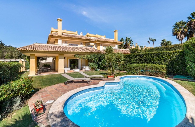 Villa de lujo con piscina privada en San Roque Golf Resort