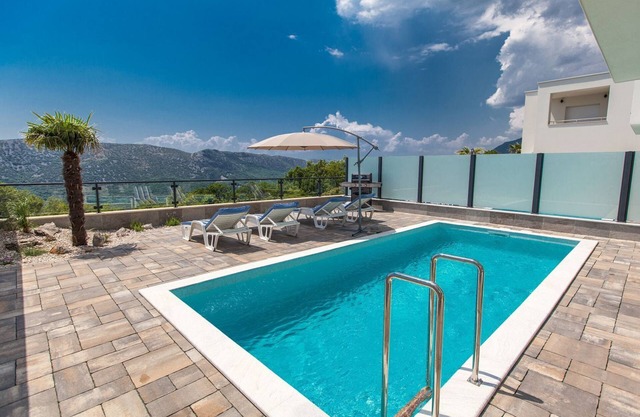Villa de lujo con piscina privada y vistas al mar