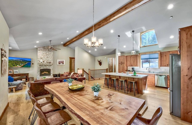 Lx22 Lake Tahoe north shore 4 bed cabin w/ hot tub