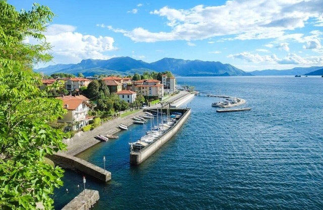 Apartamento con vistas al lago, piscina y jacuzzi.