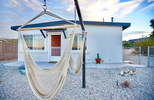 M&L Desert Cottage - ¡3 millas de la entrada norte de Joshua Tree!