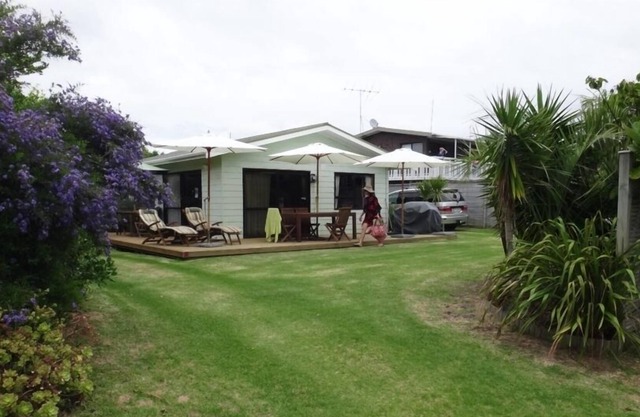 Mac's House Matapouri Bay por la playa.