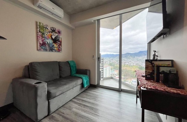 Macaw at 20's Pool, Gym & Stylish City Stay