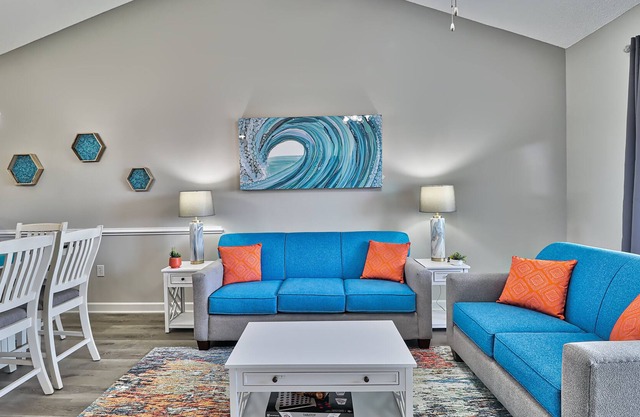Made for Families! 2 Bdrm 2 BA Pool View Amenities