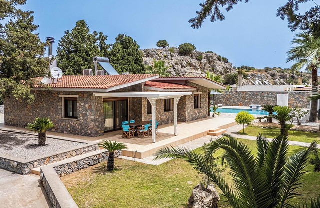 Villa Madia con piscina privada y jacuzzi exterior