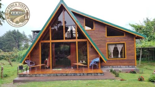 Magic Cabin in Jardín de Dota Real Costa Rica Farm Experience Breakfast incl & Trout Fishing & Private Lagoon & Garden & fruits