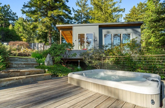 Magic Madrone~Stylish and Cozy Hideaway w/ Stunning Redwood Views!HotTub/WiFi