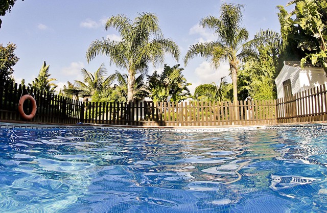 Hermosa Casa Cortijo con Aparcamiento, Jardín y Piscina (comunitarios)
