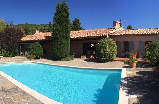 Magnífica villa de 300 m2 en una ubicación única: calefacción de piscinas, calefacción central, chimeneas
