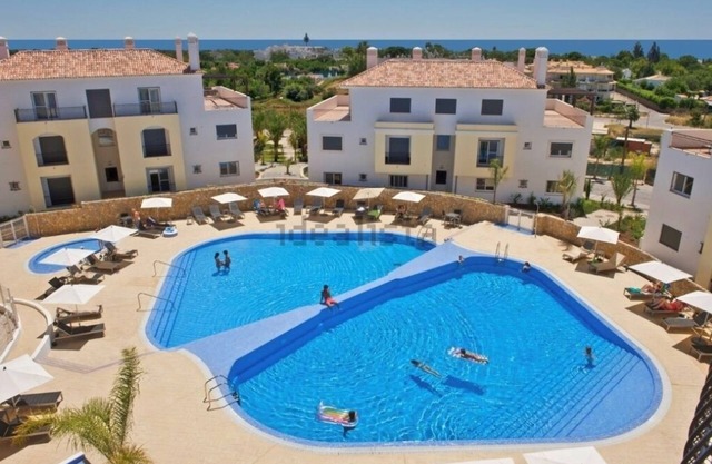 Magnificent apartment located in a condominium with swimming pool and gardens