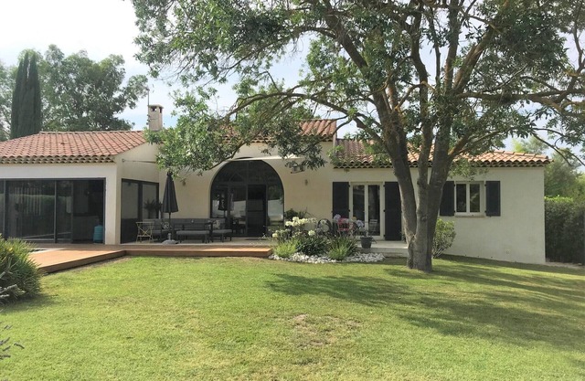Hermosa villa de estilo moderno en una zona verde