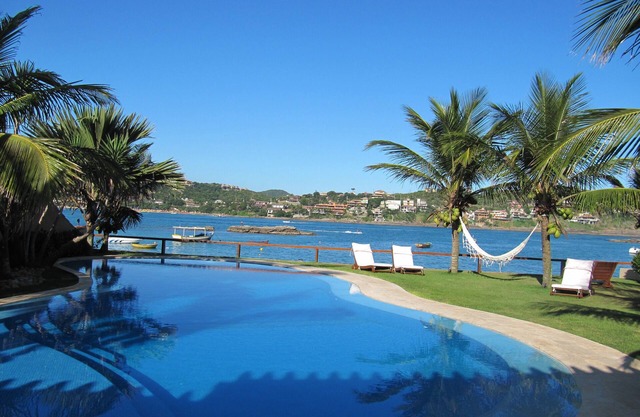 Magnífica casa en la playa de arena de herradura, con 5 suites y hermosa piscina.