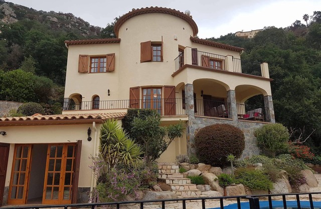 Hermosa casa en un entorno precioso y tranquilo con piscina privada