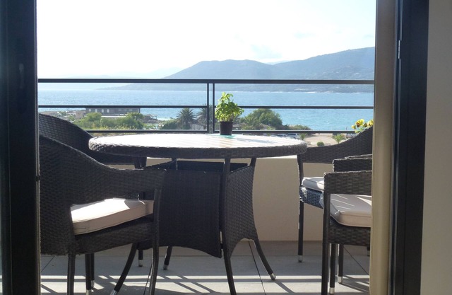 Magnífico apartamento nuevo con terraza con vistas al mar.
