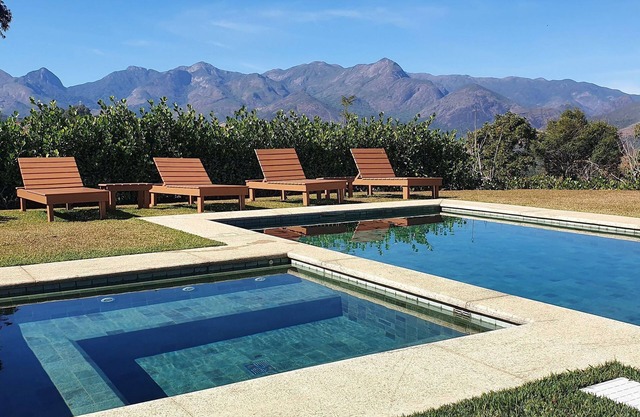 Magnificent views, 3 suites, pool w/ heated tub